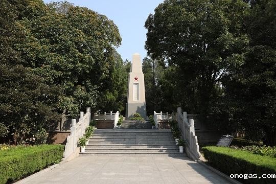 配图3：八十二烈士墓.JPG
